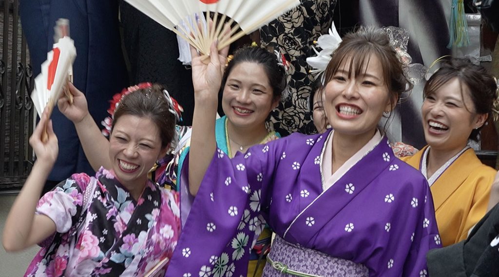 お祭り 女性の笑顔