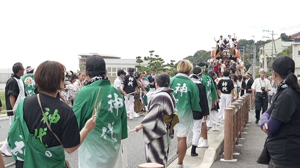 お祭り だんじりを引いて町中を歩く